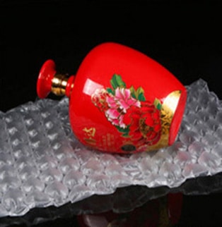 Xianghao Packaging really recommends the newly developed strong bubble paper for you. The bubble is no longer like the traditional bubble paper. The bubble is too small and the buffer effect is not enough. It has to be wrapped in several layers.  The strong bubble paper has larger bubbles, so you don't need to waste too much bubble paper on the packaging. You only need to wrap a layer of bubble paper on the product to protect your goods by 360 °.  Strong bubble paper has a good cushioning and pressure resistance effect, in addition to taking into account the safety of packaging, let people have a further understanding of the aesthetics of packaging.  In addition to being cost-effective, the strong bubble paper also takes into account the stronger cushioning effect of product protection, effectively reduces logistics costs, and achieves a friendly environment to replace the traditional bubble paper, poly dragon, foam and other buffer packaging.