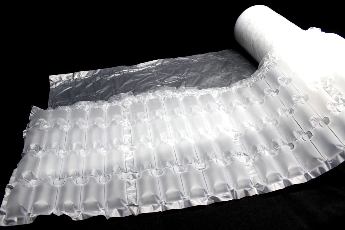 Buffer packaging material Traditional bubble cloth-The improved strong bubble paper has a shock absorption effect and a wide coverage. The maximum convenience of the strong bubble cloth does not need to be cut by hand to tear, and can quickly provide a good buffer effect for the packaging of naked products. There are many styles of cushioning material strong bubble cloth, suitable for packaging of various products and filling the voids in the box. The production is also very simple. Just use a cushion air cushion machine at home, factory, office to make bubble bags and bubble cloth.