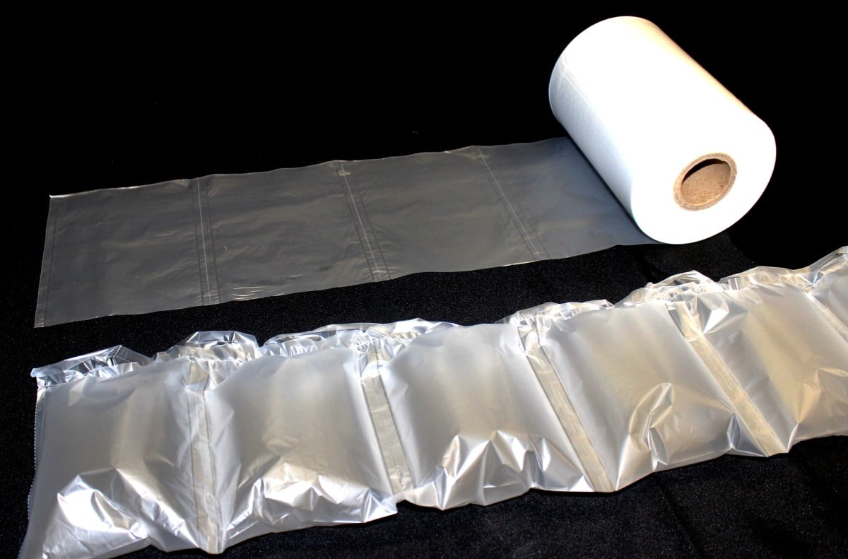 Buffer packaging material Traditional bubble cloth-The improved strong bubble paper has a shock absorption effect and a wide coverage. The maximum convenience of the strong bubble cloth does not need to be cut by hand to tear, and can quickly provide a good buffer effect for the packaging of naked products. There are many styles of cushioning material strong bubble cloth, suitable for packaging of various products and filling the voids in the box. The production is also very simple. Just use a cushion air cushion machine at home, factory, office to make bubble bags and bubble cloth.